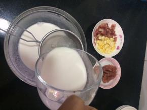 混合好的粉糊过筛一遍