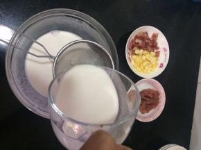 混合好的粉糊过筛一遍