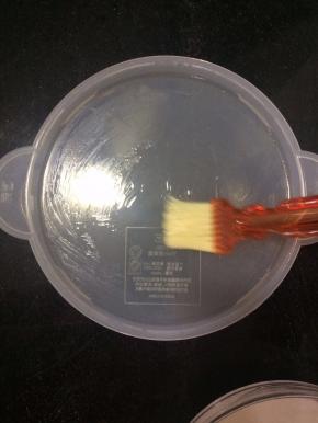 蒸锅放水烧开，在班戟盘上刷一层油