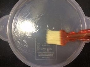 蒸锅放水烧开，在班戟盘上刷一层油