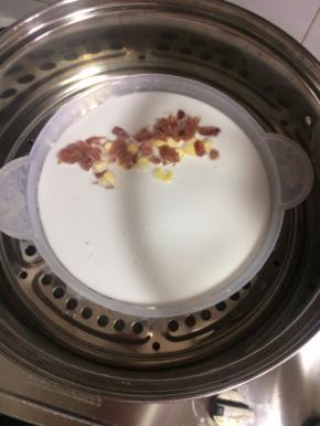 放蒸锅上大火蒸3分钟