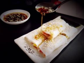 撒上白芝麻,吃之前浇上调味汁就可以了