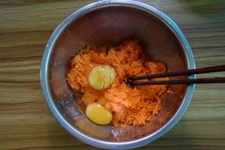 胡萝卜中磕入鸡蛋拌匀