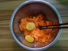 胡萝卜中磕入鸡蛋拌匀