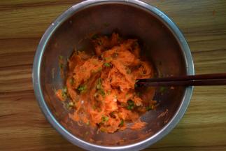 加入葱末、盐、胡椒粉拌匀