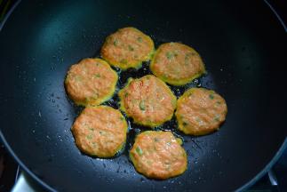 煎锅倒油加热，用汤匙舀糊于锅中，摊成小面饼，先煎一面至金黄