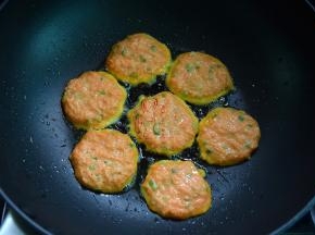 煎锅倒油加热，用汤匙舀糊于锅中，摊成小面饼，先煎一面至金黄