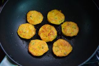 再煎另一面至金黄即可