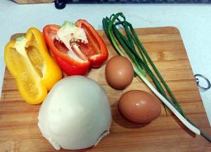 彩椒洗净，对半切开。小葱洗净控干水份。