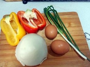 彩椒洗净，对半切开。小葱洗净控干水份。