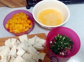 彩椒切丁； 
鸡蛋放少许盐搅拌均匀； 
馒头切丁；
葱花切碎。