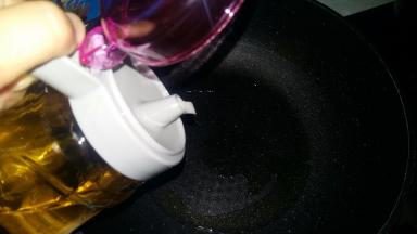 锅里倒两勺油；