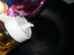 锅里倒两勺油；