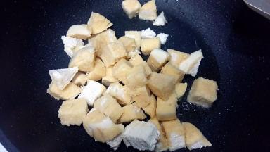 油热后，把馒头丁倒入；