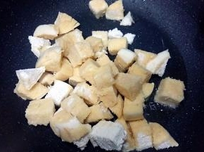 油热后，把馒头丁倒入；