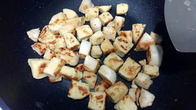 小火将馒头煎至金黄，盛出备用；