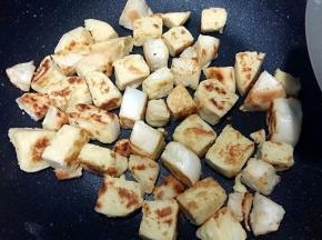 小火将馒头煎至金黄，盛出备用；