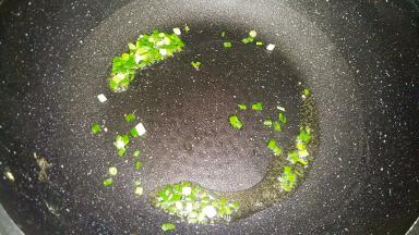 锅里再倒入少许油，小火烧热油后，下葱花；