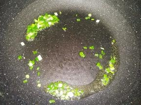 锅里再倒入少许油，小火烧热油后，下葱花；