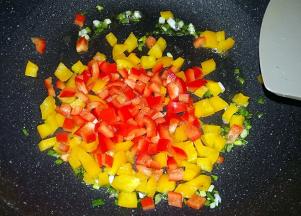 葱香味出来后，全入彩椒，加少许盐，翻炒一分钟；