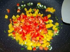 葱香味出来后，全入彩椒，加少许盐，翻炒一分钟；