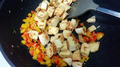 倒入馒头丁，转中火，快速翻少一两分钟出锅。