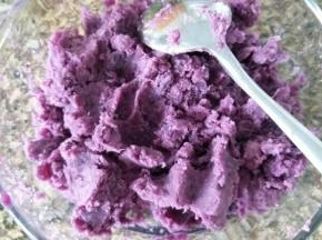 紫薯去皮，用勺子压成泥