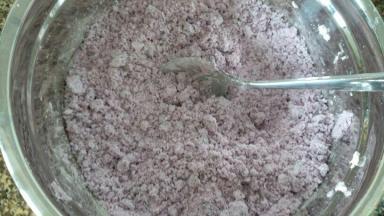 加入150克木薯粉拌均匀，再加80克纯净水揉成团状，这个水量不要一次性加入，面团能捏成团不裂口就可以了！(如果紫薯非常干，80克的水也许不够的)