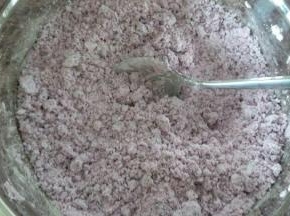 加入150克木薯粉拌均匀，再加80克纯净水揉成团状，这个水量不要一次性加入，面团能捏成团不裂口就可以了！(如果紫薯非常干，80克的水也许不够的)