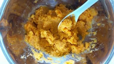 红薯去皮，用勺子压成泥