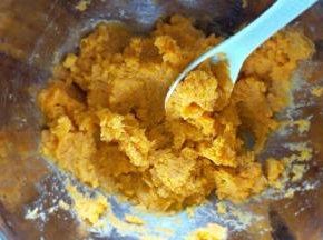 红薯去皮，用勺子压成泥