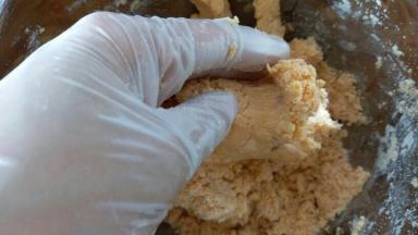 加入150克木薯粉和50克纯净水，拌均匀，我是直接用手捏的，捏成团！