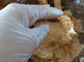 加入150克木薯粉和50克纯净水，拌均匀，我是直接用手捏的，捏成团！