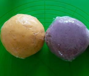 揉好的面团用保险膜包着