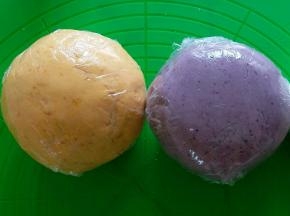 揉好的面团用保险膜包着