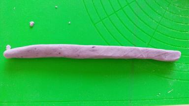 紫色面团切一团下来，搓成长条