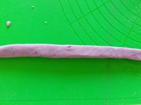 紫色面团切一团下来，搓成长条