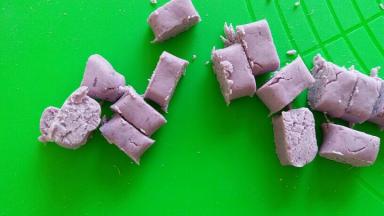 用刮板切均匀大小