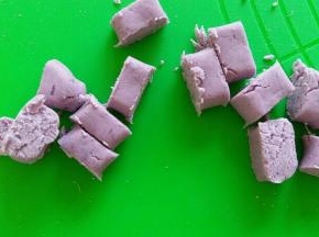 用刮板切均匀大小