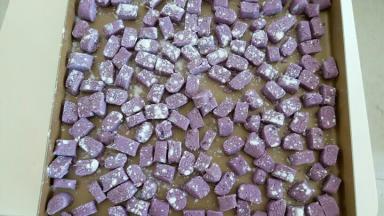 平放在烤盘内，撒点木薯粉，防止粘住