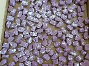 平放在烤盘内，撒点木薯粉，防止粘住