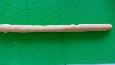 红薯面团也切一团下来，搓长条