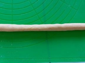 红薯面团也切一团下来，搓长条