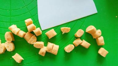 用刮板切小，大小均匀