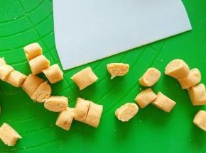 用刮板切小，大小均匀