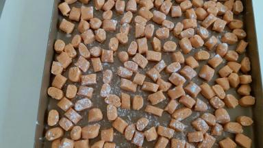 平放在烤盘内，撒点木薯粉，防止粘住