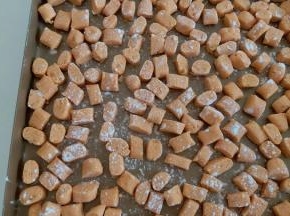 平放在烤盘内，撒点木薯粉，防止粘住