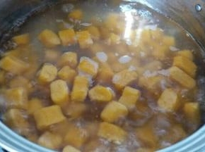 开始煮芋圆喽，适量纯净水煮开后，再下芋圆