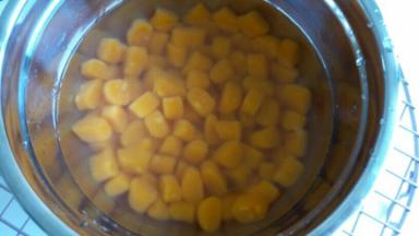 然后捞出来放进冰水（纯净水）里，防止粘住