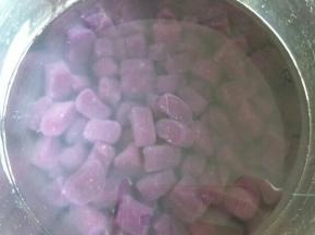 同样的方法把紫色芋圆也煮熟，然后放进冰水里